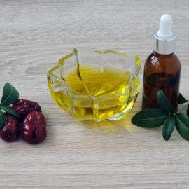 L’huile de jojoba : des bienfaits multiples pour la peau et les cheveux