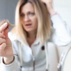 Menopauza a wypadanie włosów - nowa nisza na rynku kosmetycznym?